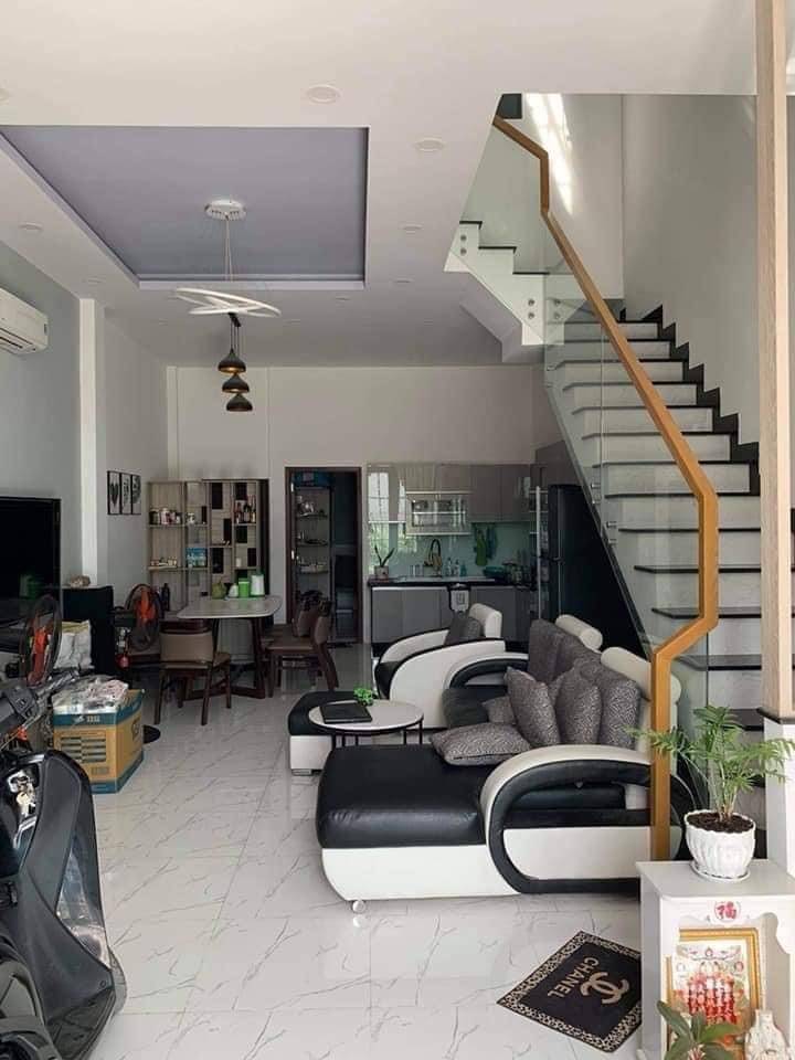 Chia tài sản cần bán gấp nhà đường Lê Văn Việt gần vincom quận 9 gía 1,18 tỷ 70m2 shr liên hệ Oanh