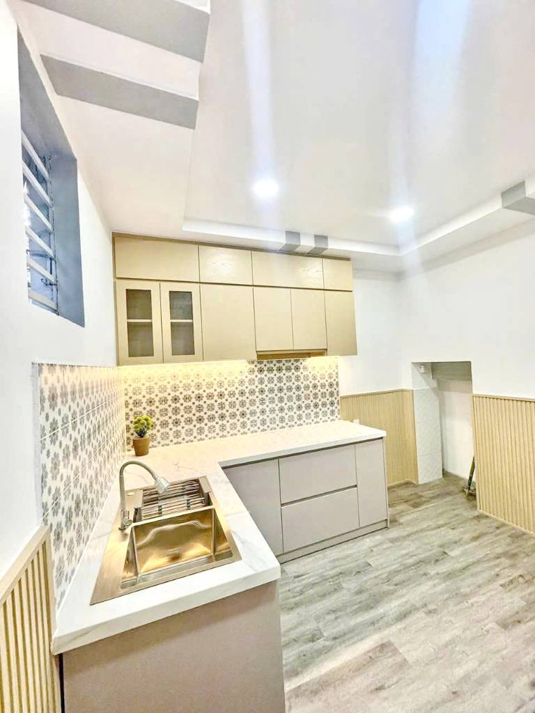 Bán nhà phố Văn Cao, 40m², mặt tiền 8m, ô tô tránh, gần Hồ Tây, giá 13.5 tỷ