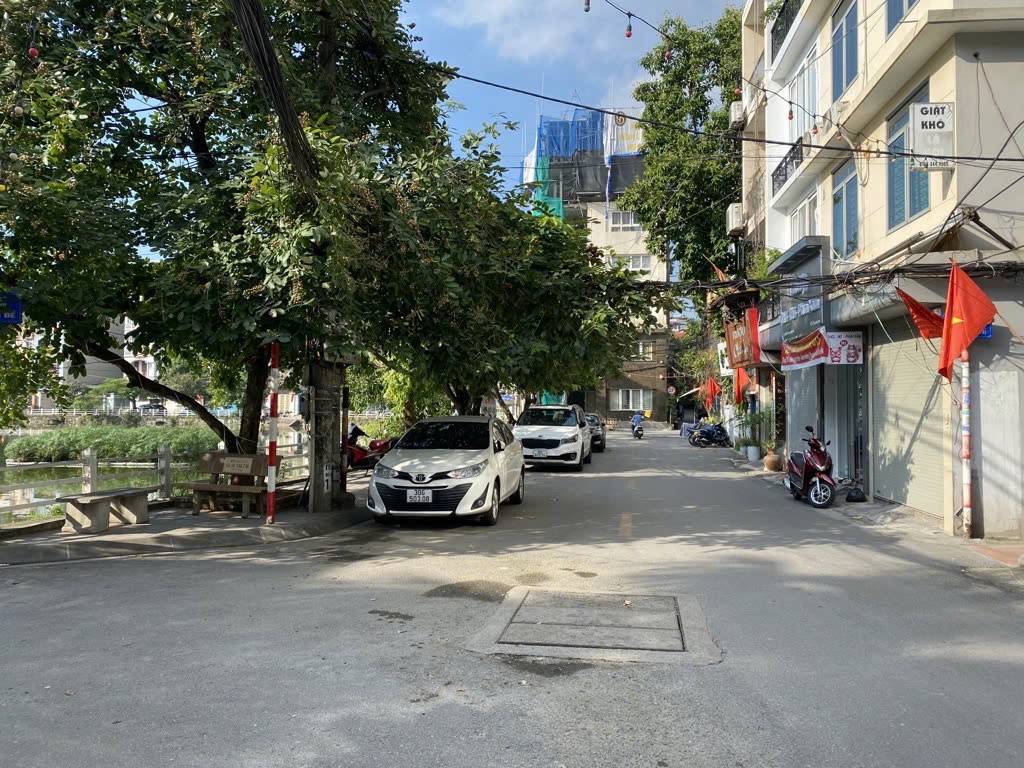 Trung tâm Bồ Đề, view hồ xanh trong, full nội thất. 60m2, 6 tầng, 4m . Chào 11.5 tỷ.