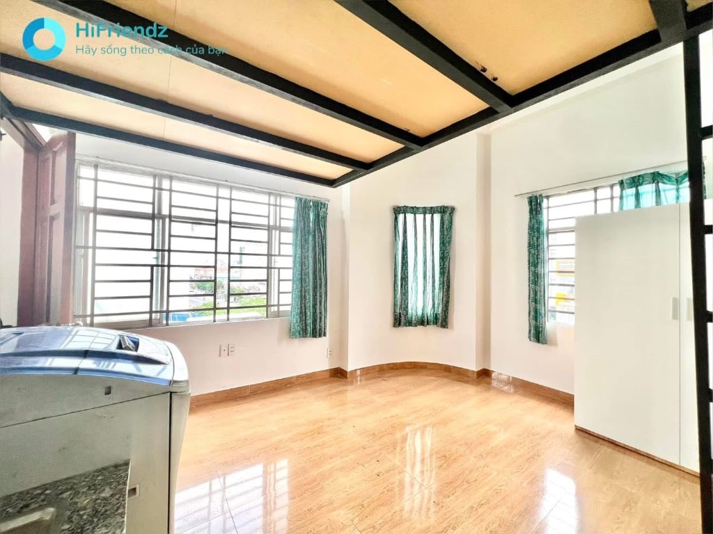 Phòng duplex nhiều cửa sổ trời ngay HUIT