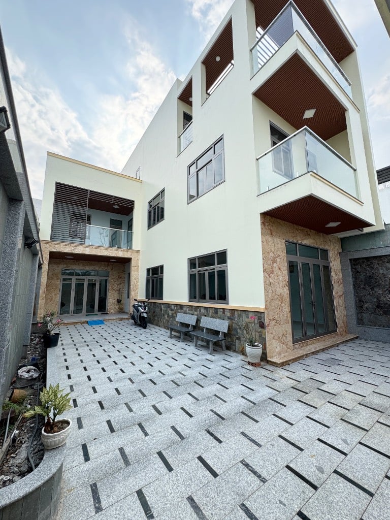 Cho thuê nhà mặt phố 6m x 14m tại đường Nguyễn Gia Trí, phường 25, quận Bình Thạnh