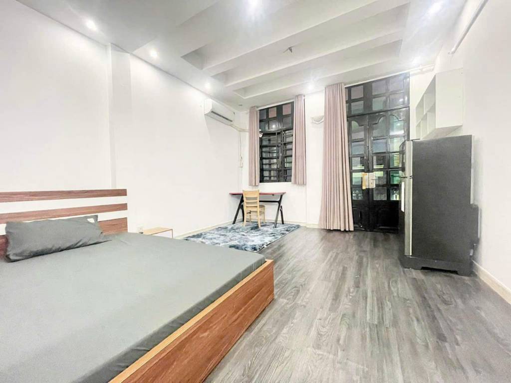 CHO THUÊ CĂN HỘ DỊCH VỤ CÓ BAN CÔNG LỚN DIỆN TÍCH 30M2