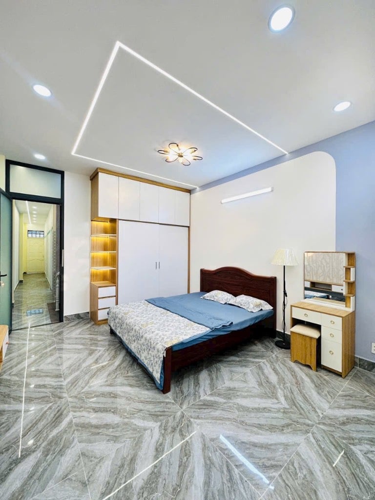 Mặt phố Hàng Bài - Hàm Long. DT 40m2 MT 3,9m 5 tầng thang máy thông sàn (mới). Sổ vuông nở Hậu