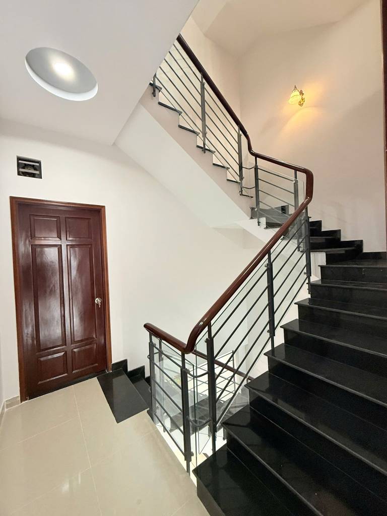 Bán nhà mặt phố 55 m2 tại Minh Khai, Hai Bà Trưng, thang máy và kinh doanh đa dạng