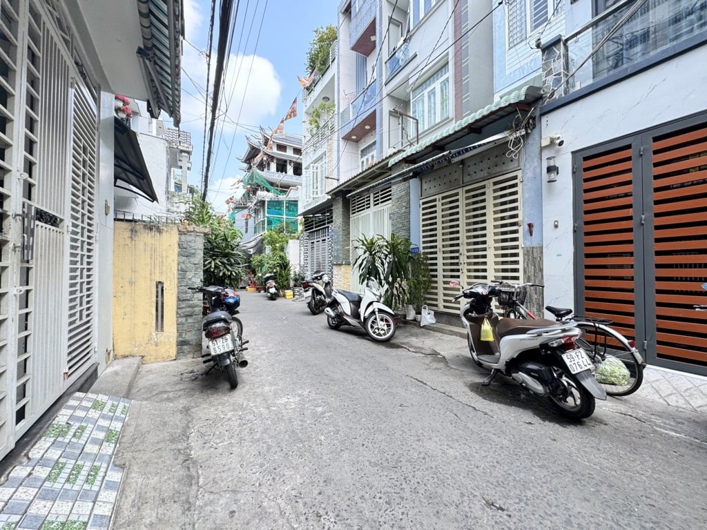 Âu Dương Lân Q8 trước nhà hẻm xe hơi - khu nhà cao tầng 30m2 - 4PN - 3.98 tỷ