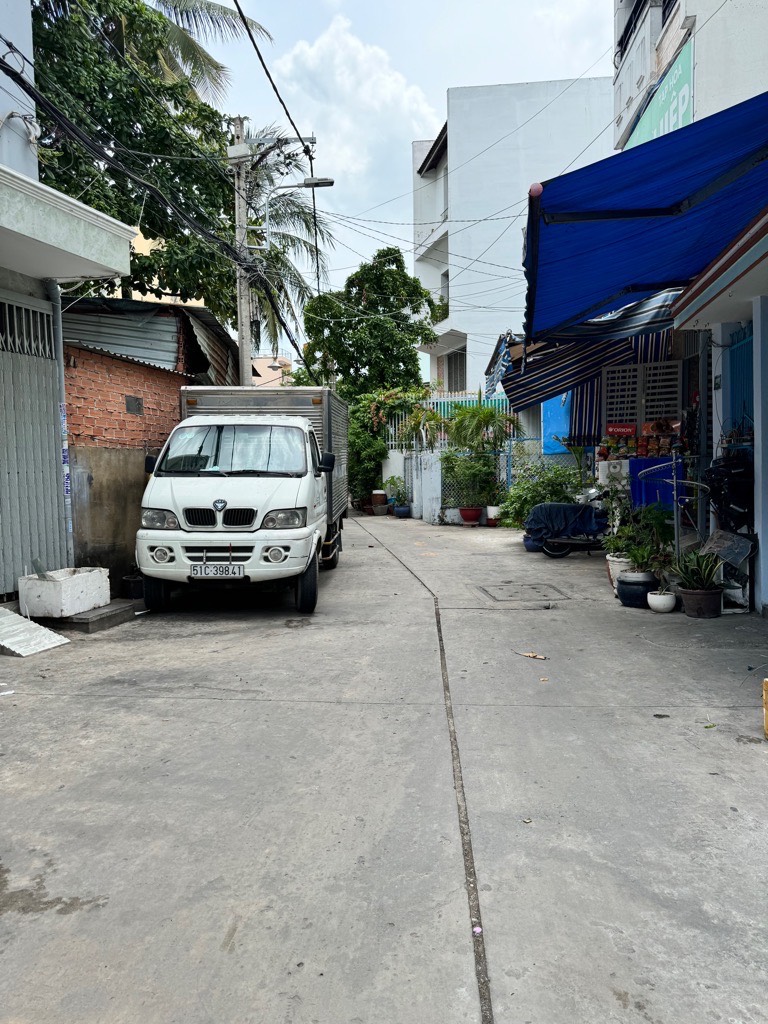 Bán nhà Hòa Bình, Quận 11, ngay đầm sen Park, hẻm xe hơi 8m vuông, 66m2, giá 10 tỷ