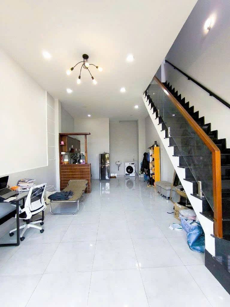 Bán biệt thự khu compound Cách Mạng Tháng 8, Tân Bình, diện tích 8x18m, 3 tầng sân thượng, giá 27 tỷ thương lượng