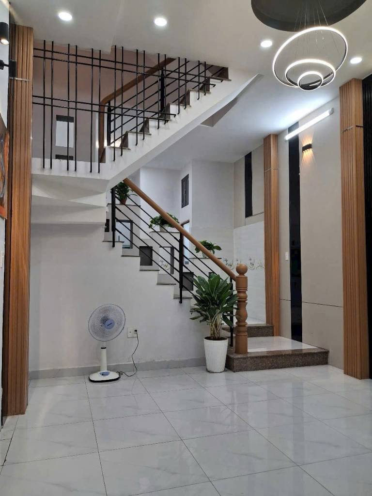 Chính chủ bán gấp nhà ô tô 7 chỗ vào nhà Lạc Long - Tây Hồ. DT 65m2x7 tầng thang máy giá 15.98 tỷ