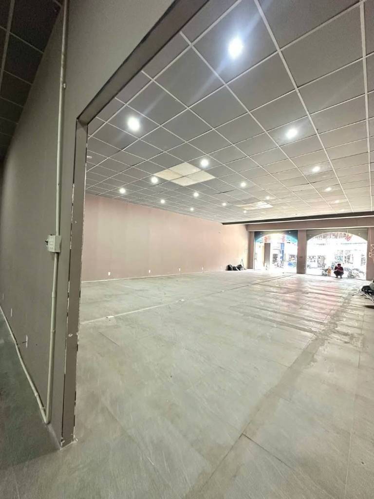Cho thuê nhà mặt phố Hàng Bạc, diện tích 120m², mặt tiền 6,5m, giá 160 triệu 1 tháng