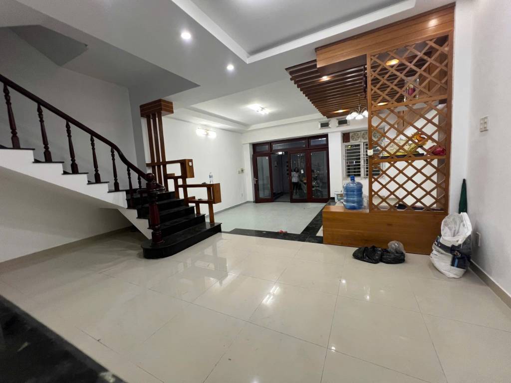 Cho thuê nhà mặt phố siêu siêu hot phố Tô Hiệu, Nghĩa Tân, Cầu Giấy, Hà Nội, 300m², 2 tầng