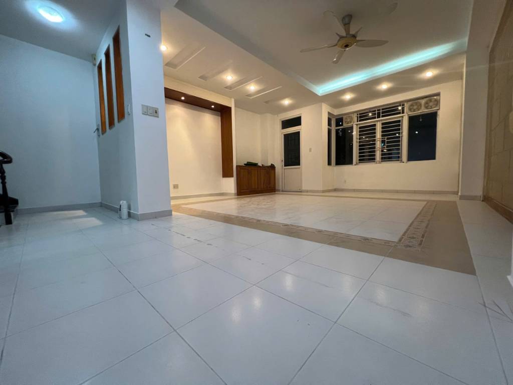 Cho thuê tòa nhà mặt tiền Huỳnh Văn Bánh Quận 3, diện tích 13.5x20m, 1 trệt 7 lầu, sử dụng 2.200m², giá 250 triệu 1 tháng