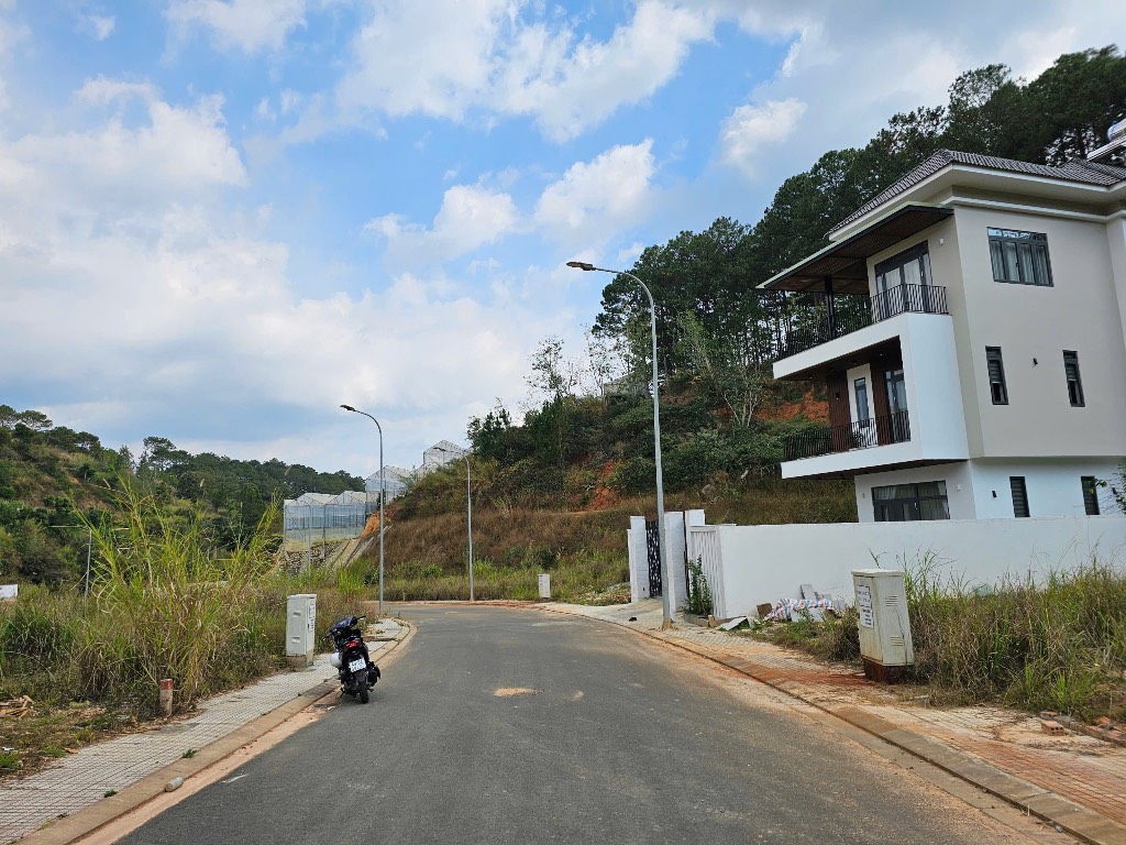 Lô Biệt Thự 300m2 giá chỉ 11 tỷ
KQH Dân Cư Số 5 An Sơn - Phường 4 - Đà Lạt