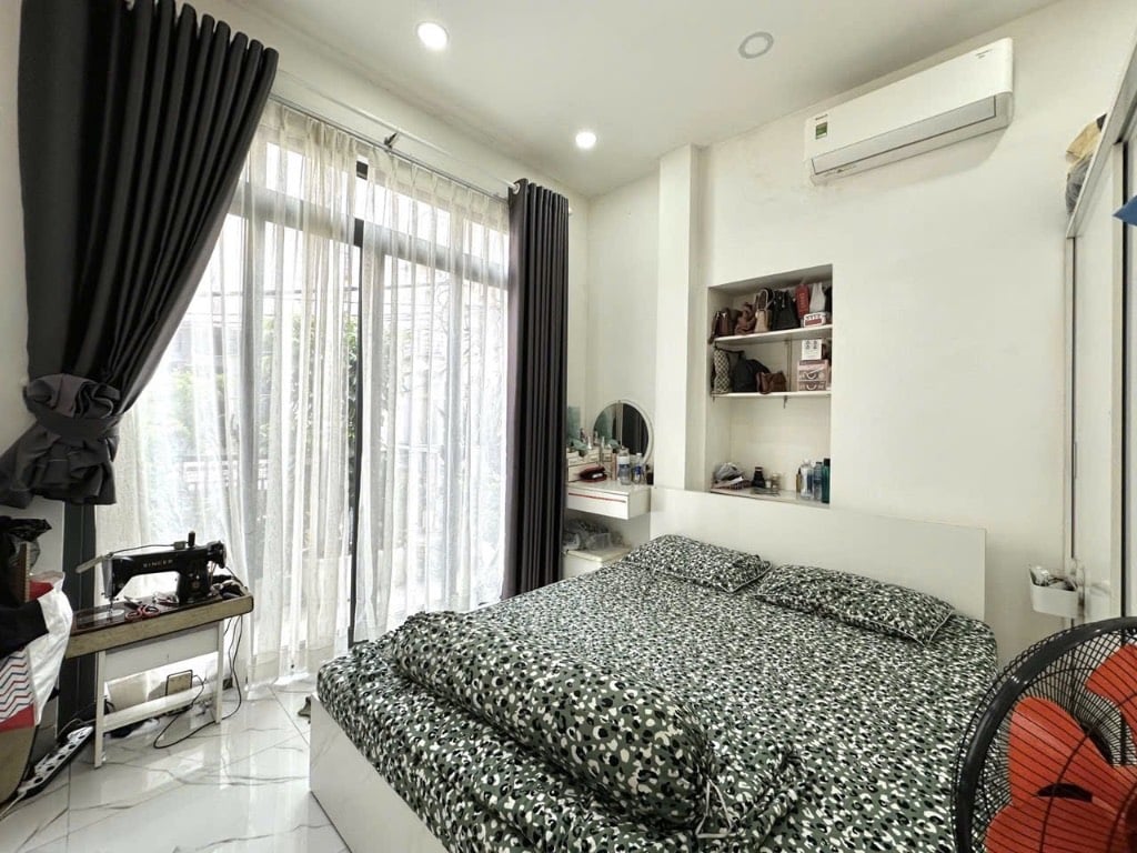 Bán nhà sát mặt tiền Lê Văn Sỹ, Phú Nhuận, 4x9m, 4 tầng, 5 pn, cho thuê 28tr/th, chỉ 7.2 tỷ