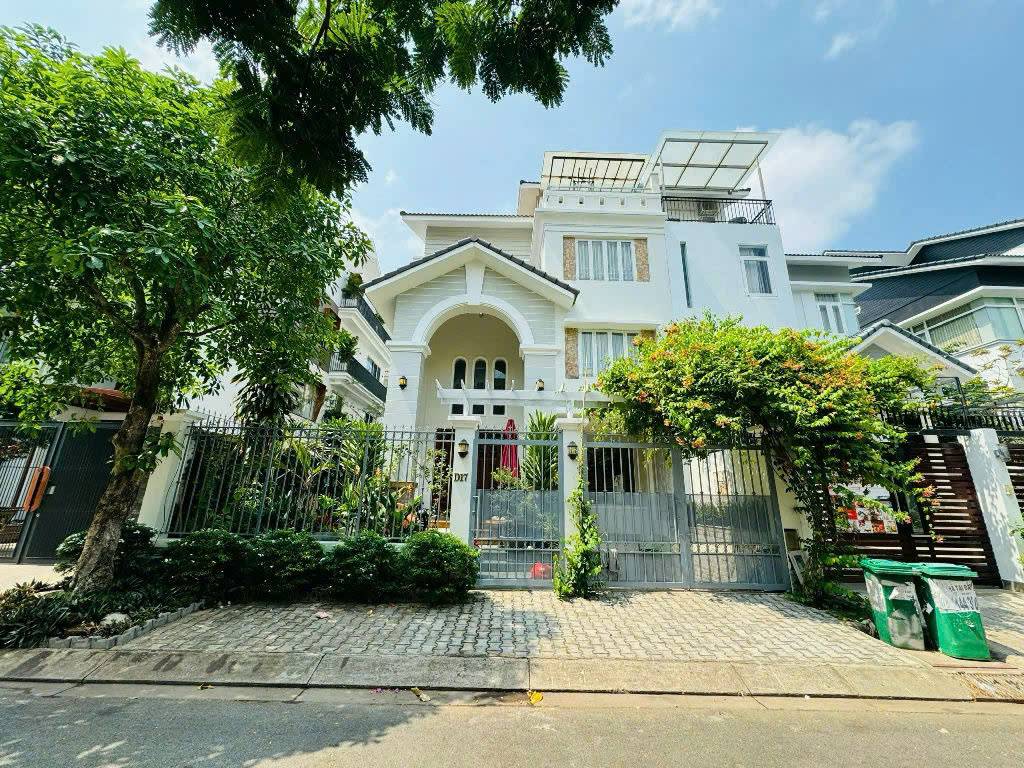 Bán biệt thự Phú Mỹ VPH có hầm, DT 220m², full nội thất – Giá chốt chỉ 35.5 tỷ