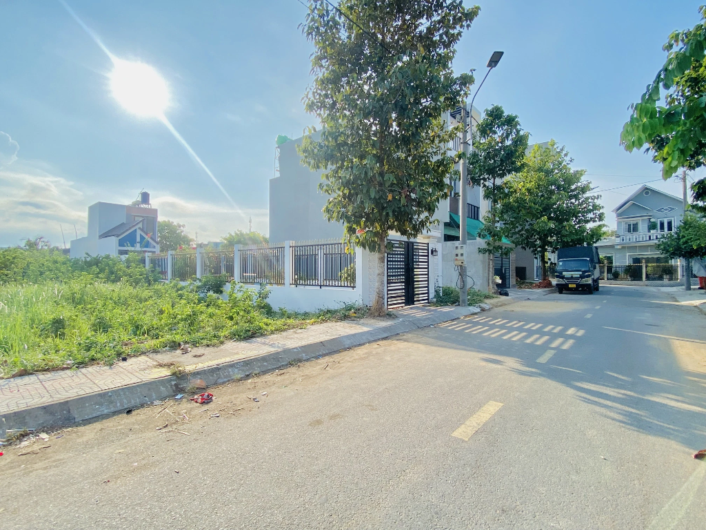 Chính chủ cần bán gấp lô đất đẹp mặt tiền Phạm Văn Thành 105m2, sổ hồng riêng, 950tr