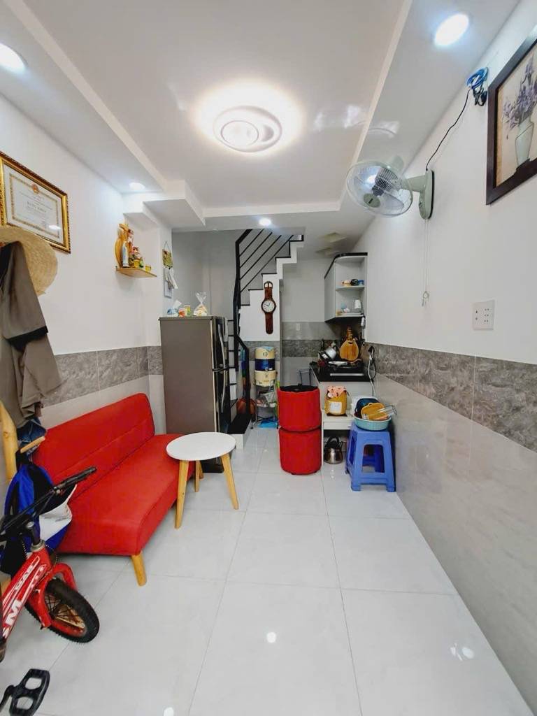 Nhà 3 tầng x 2 PN ngay Nguyễn Sơn, giáp khu họ Lê, chỉ 2,5 tỷ