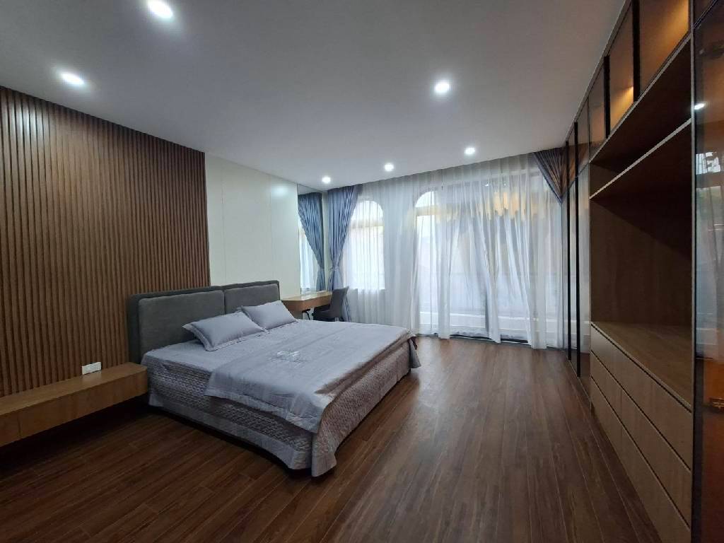 Bán nhà xây mới trung tâm Long Biên, 40m² x 5 tầng, 4 phòng ngủ, gần Aeon Mall, giá chỉ 7.75 tỷ