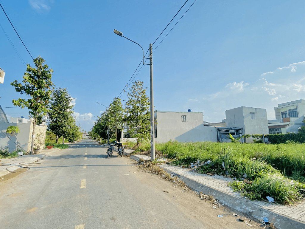 Chính chủ cần bán gấp lô đất đẹp, mặt tiền Phạm Văn Thành, 105m², Tp. Tân An, sổ hồng riêng, giá chỉ 950 triệu