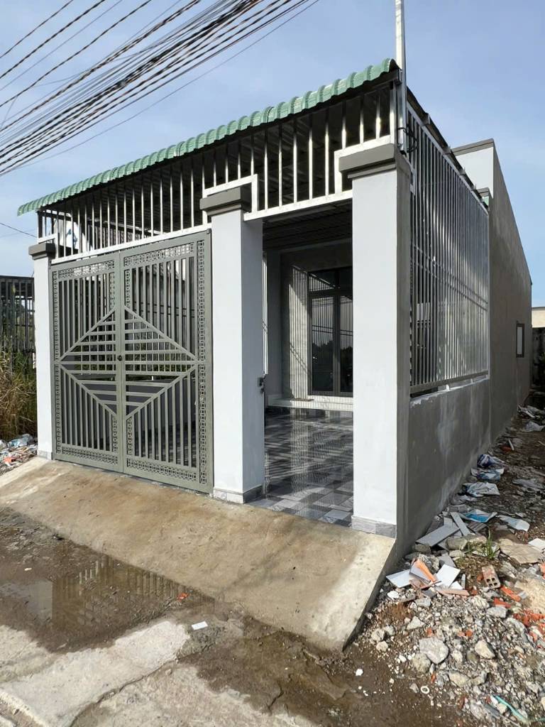 Bán nhà 125m² Thị trấn Tân Túc, Bình Chánh, Sổ hồng riêng, giá chỉ 890 triệu, 2PN, gần chợ, trường học