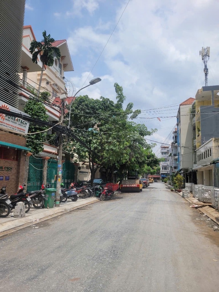 Bán nhà mặt phố Phú Thuận, Quận 7, 75m2 x 5 tầng, nội thất đầy đủ, ngay cầu Phú Mỹ