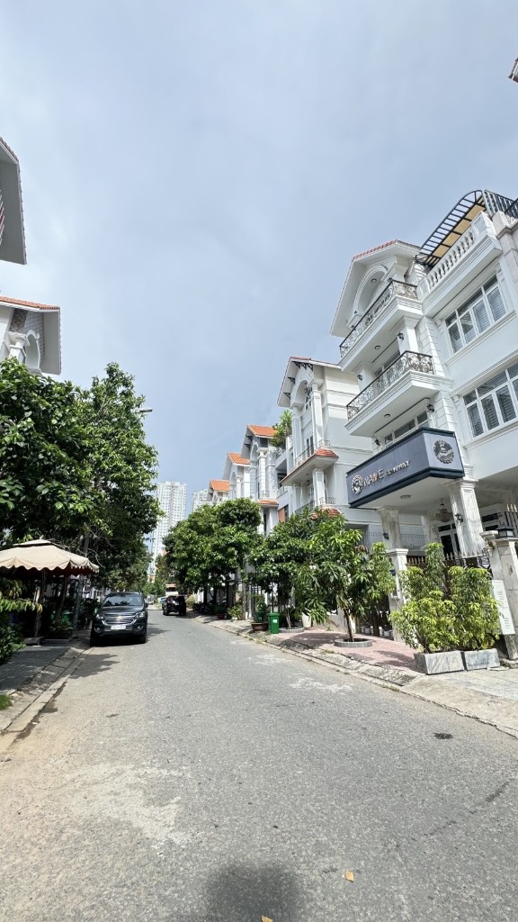 Bán nhà biệt thự liền kề Him Lam Quận 7, 200m², 6pn, giá chỉ 62.2 tỷ, thiết kế hiện đại, full nội thất