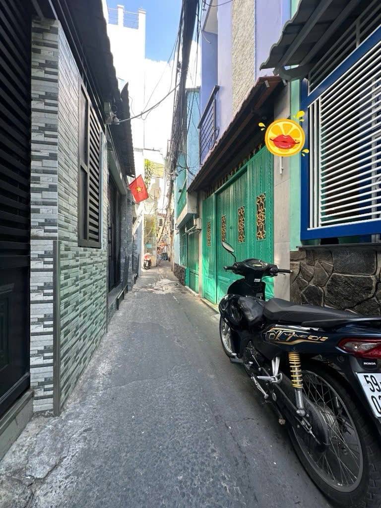 Bán nhà Đoàn Văn Bơ; 24m2; 3 tầng; 2PN; 5 phút đến Quận 1; sổ hồng