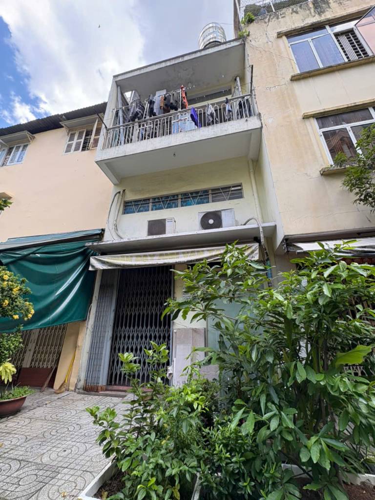 Bán nhà mặt tiền Hùng Vương, P.9, Q.5, 4.2x15.5m, sổ hồng chính chủ, Giá chỉ 20.5 tỷ TL