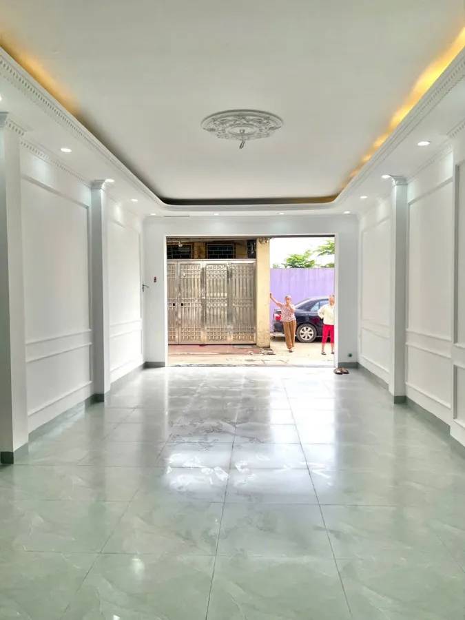 Nhà 4 tầng Ngọc Hồi, 40m2, giá 7.6 tỷ, ô tô, gần hồ Linh Đàm