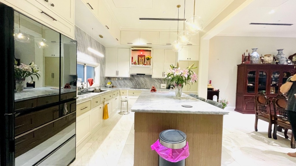 Biệt thự 5 tầng mặt tiền Nguyễn Văn Thủ, Quận 1, thang máy, hầm ô tô, Kiến trúc kiểu Mỹ độc đáo, 125m²