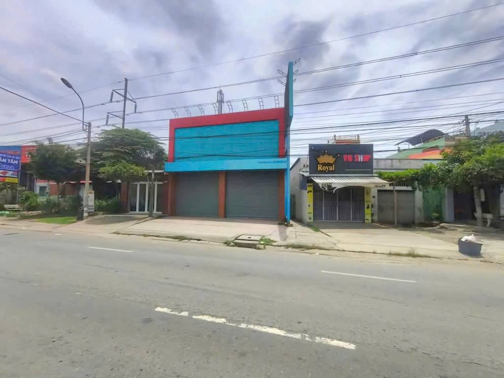 Showroom mặt tiền quốc lộ 1A, thị trấn Bến Lức, Long An tổng dt 891m2 giá 17,8 tỷ