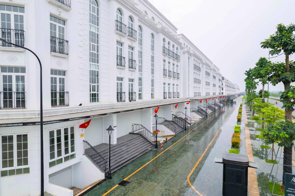 Bán nhà mặt phố diện tích 100m², mặt đường 60.5m, ra hồ Tây 10 phút chỉ 30 tỷ
