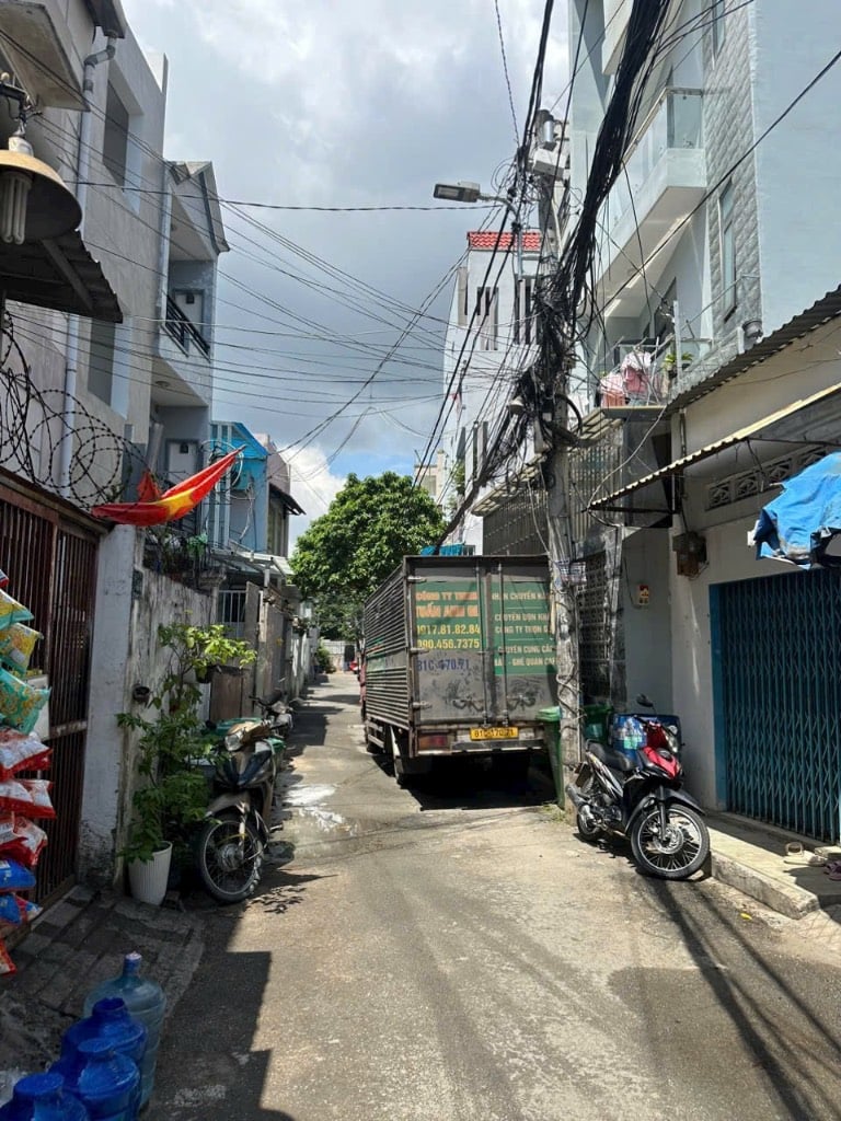 Bán gấp dãy trọ ngay ngã tư Thủ Đức, DT 57m2 (4 x 14,25) giá 5,7 tỷ