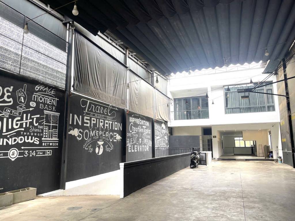 Nhà Mặt Tiền KINH DOANH DT lớn 500m² mặt tiền, 3 tầng có hầm đậu xe, vuông vắn.