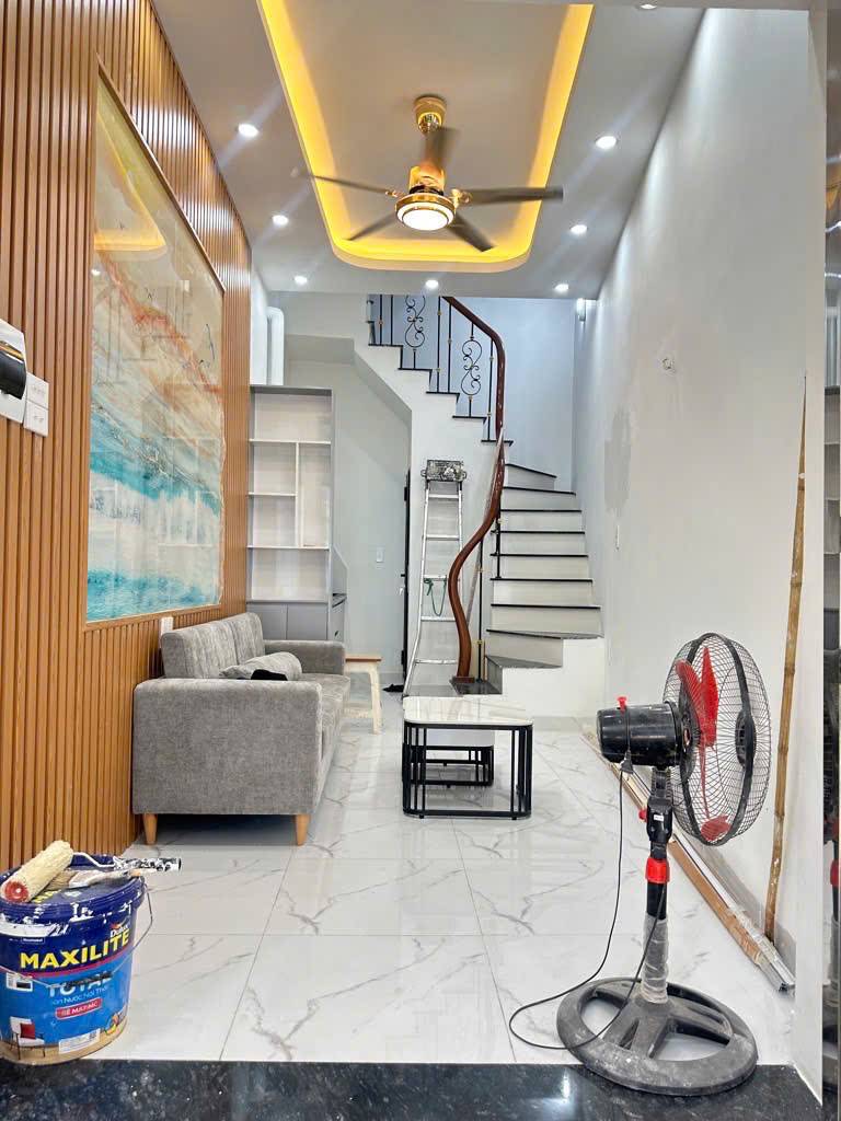 Nhà đẹp , view thoáng gần Đại Học Thăng Long , 42m² x 5 tầng, mặt tiền 4,5m ,7,42 tỷ