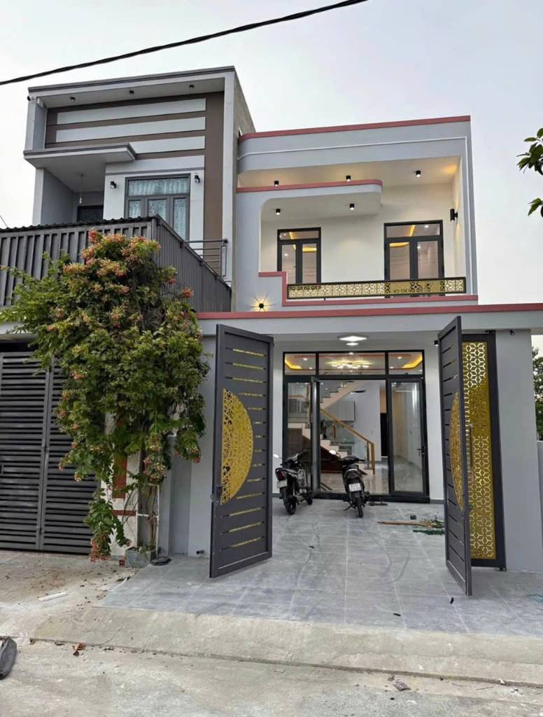 BÁN NHÀ MẶT TIỀN TP TÂN AN, GẦN UBND PHƯỜNG 4, NHÀ ĐẸP, SỔ RIÊNG, GIÁ 2 TỶ 2