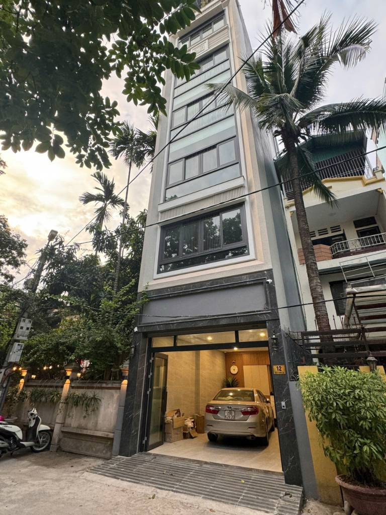 Cho thuê nhà phố Phương Liệt, Thanh Xuân, 80m2 x 3 tầng, có thang máy, ô tô tải đỗ cửa, bãi đỗ xe rộng