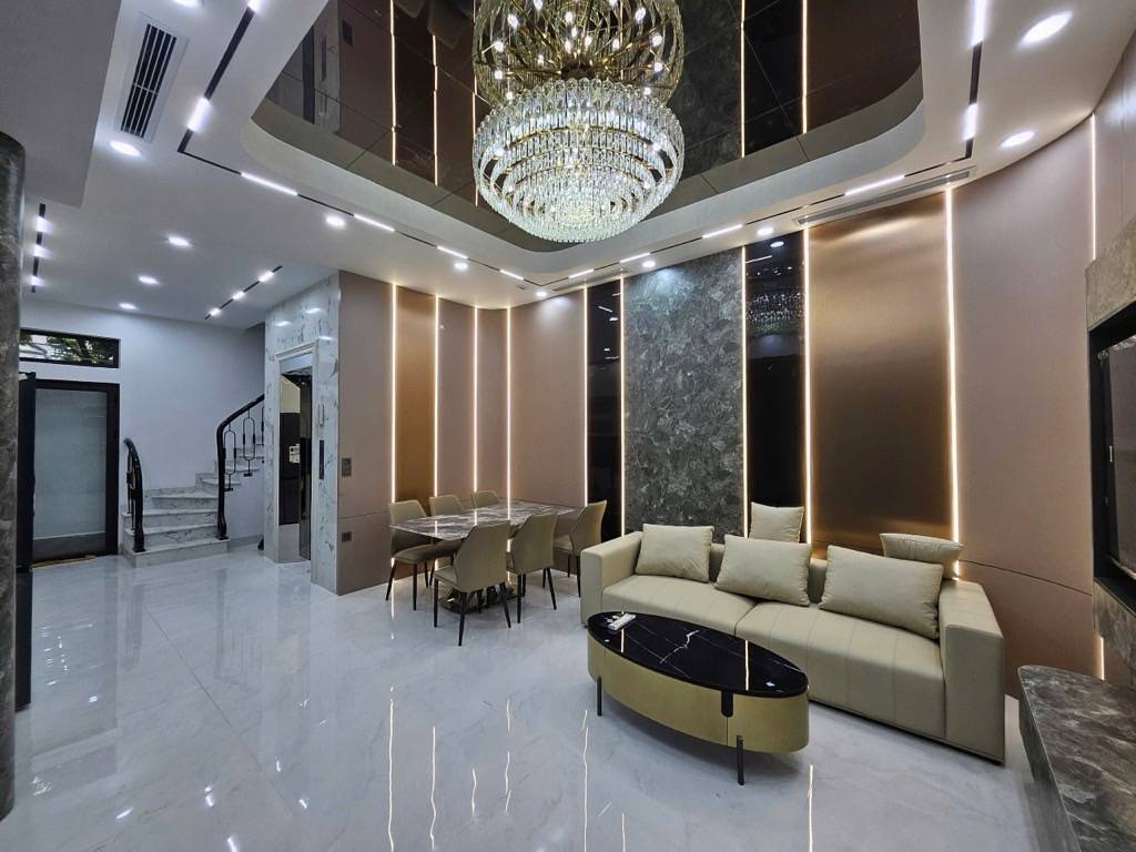 Bồ Đề - nhà 6 tầng thang máy, cách mặt phố chỉ 20m, dt 50m² x 6 tầng, mặt tiền rộng đẹp