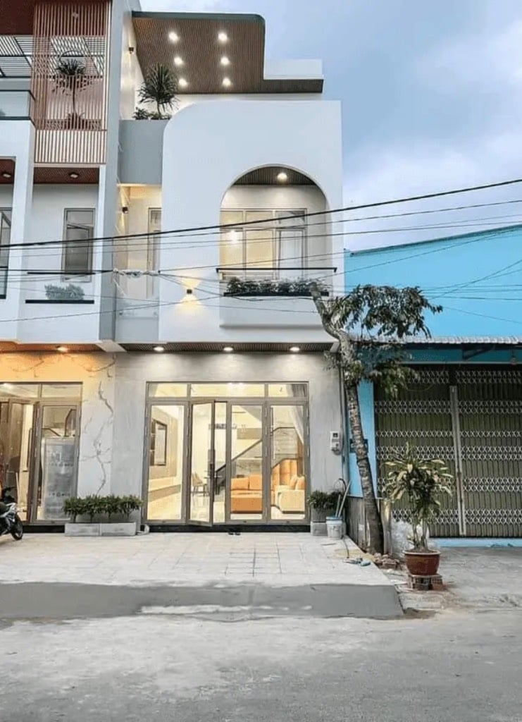 Bán nhà phố 3 tầng, 68m², mặt tiền quốc lộ 1A, Tp. Tân An, sổ riêng, chỉ 2 tỷ