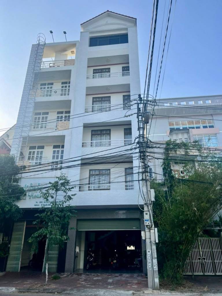 CẦN BÁN KHÁCH SẠN MẶT TIỀN KHU GHỀNH RÁNG, QUY NHƠN