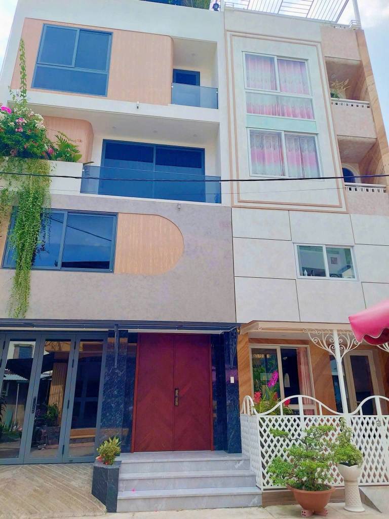 Bán biệt thự Lê Quang Định - Gò Vấp, có 2 căn, hẻm xe hơi đỗ cửa, 5pn, 134m2, giá 11.7 tỷ