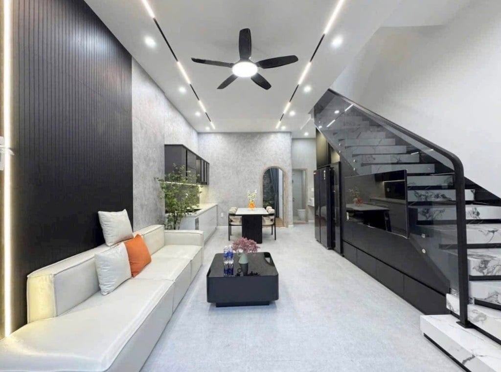 Bán nhà phố 1 trệt 1 lầu, mặt tiền Phường 6, trung tâm Tp. Tân An Long An, giá chỉ 2 tỷ 65m2 shr