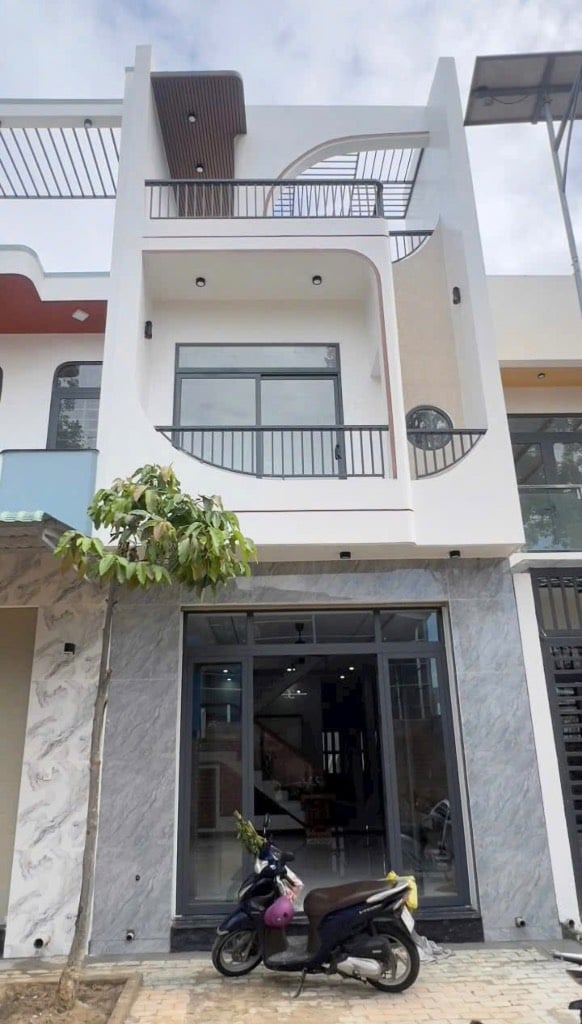 Bán nhà phố đẹp 3 tầng, trung tâm Tp. Tân An, Long An, 70m², chỉ 2tỷ2, shr