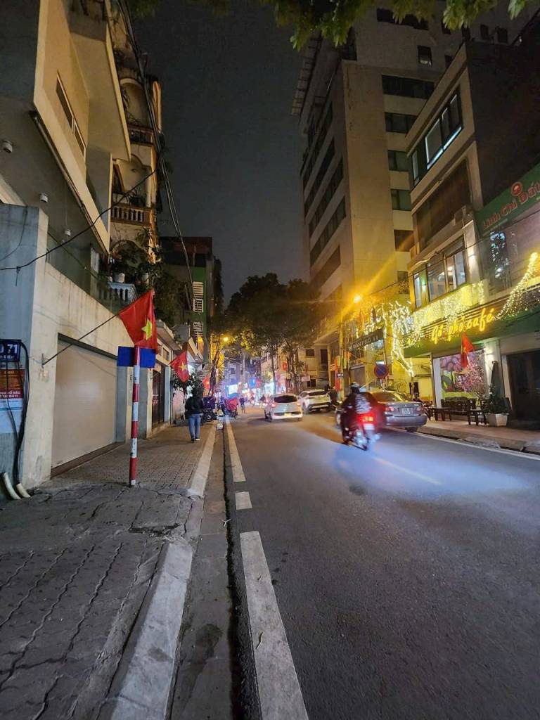 SIÊU PHẨM MẶT PHỐ TÔ VĨNH DIỆN CỰC PHẨM 
 VỈA HÈ KINH DOANH NHÀ 2 MẶT THOÁNG THANG MÁY.