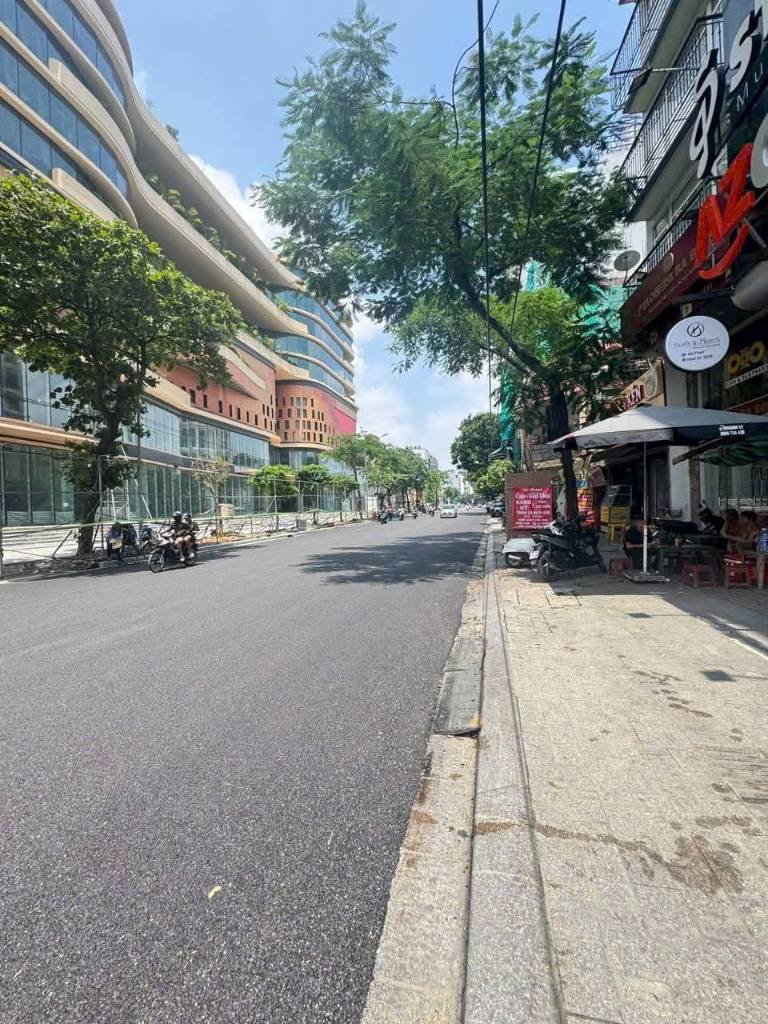 SIÊU PHẨM CÓ HAI MẶT PHỐ KHUẤT DUY TIẾN LÔ GÓC
VỚI DIỆN TÍCH 200M NHÀ 4 TẦNG MẶT TIỀN 9M