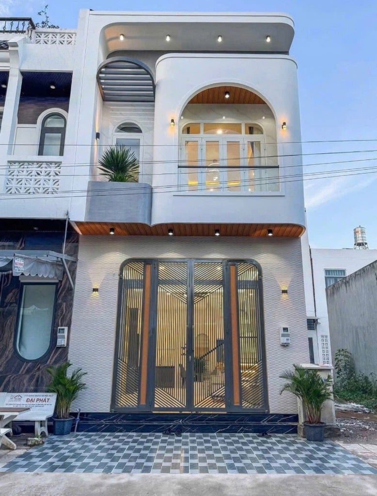 Bán nhà phố đẹp sang xịn 2 tầng, mặt tiền Võ Tấn Đồ, Tp. Tân An, Long An, 80m2, chỉ 2 tỷ 3, SHR