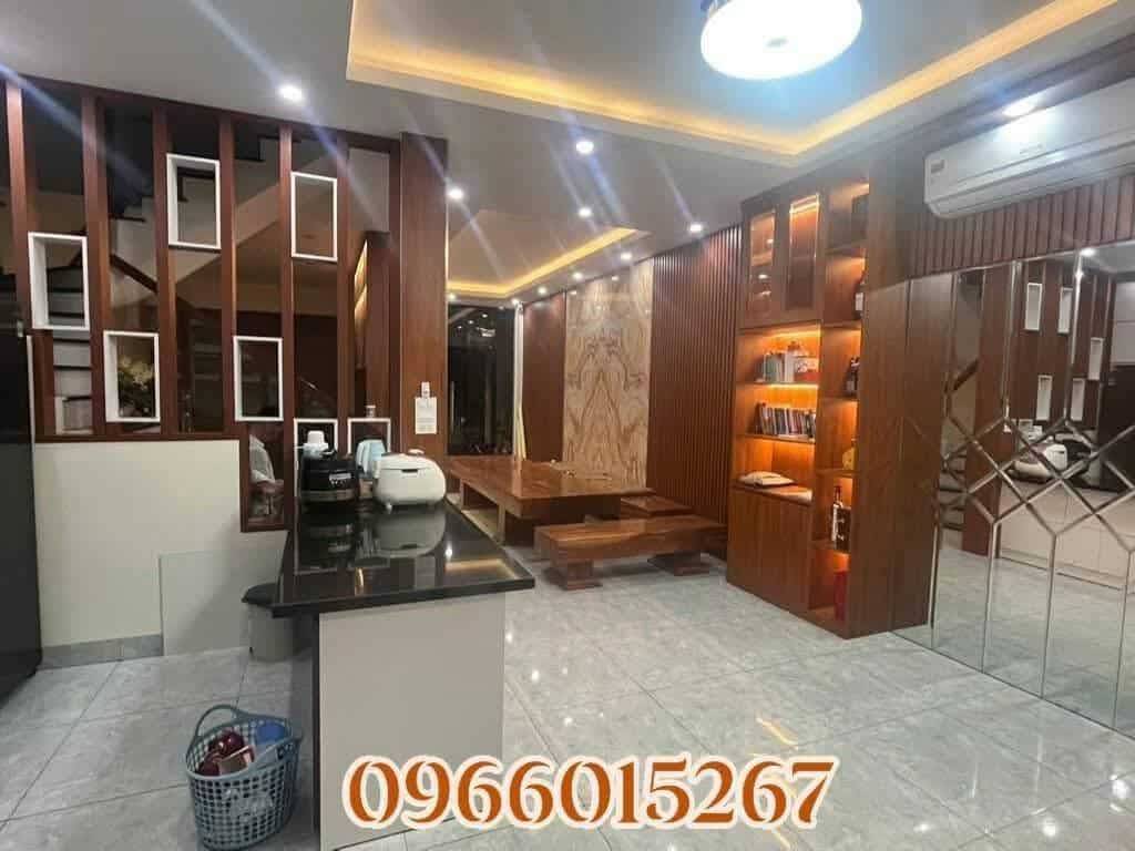 Bán nhà đẹp Lạc Trung, 56m², 5 tầng, 4 phòng ngủ, vị trí trung tâm