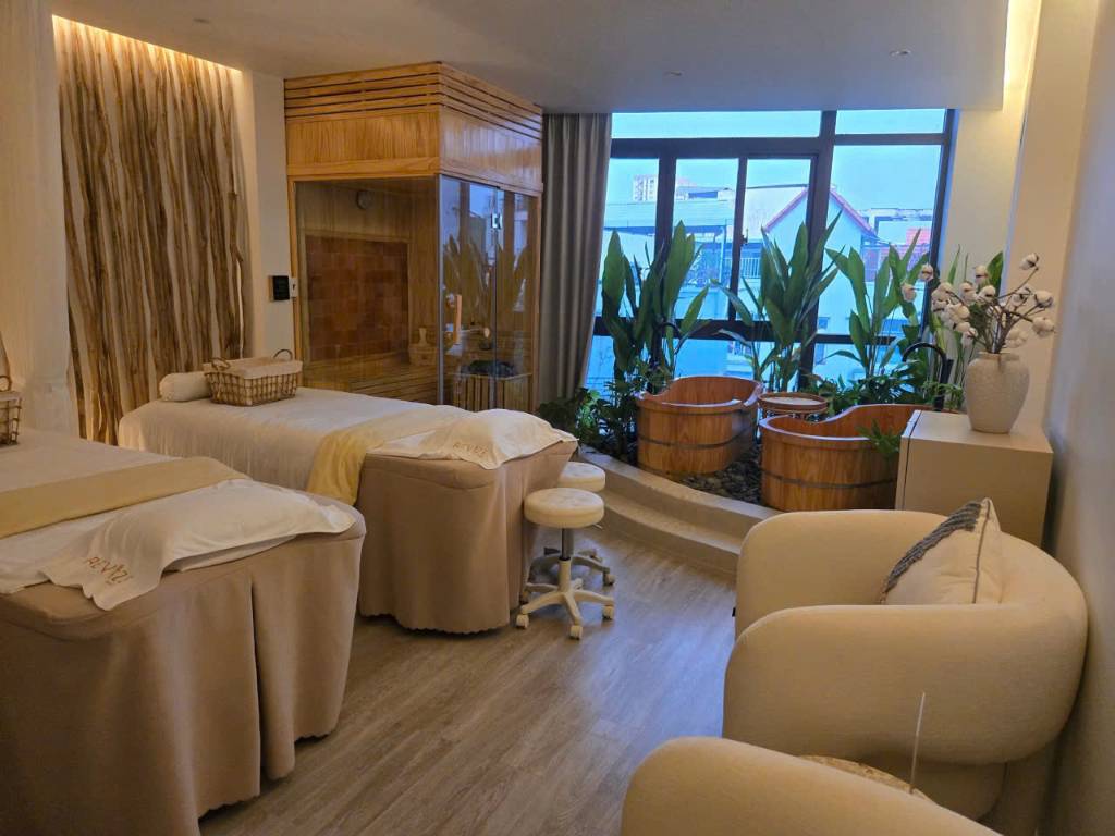 Bán gấp nhà 2 mặt tiền kinh doanh đường Hoàng Việt P.4 Quận Tân Bình