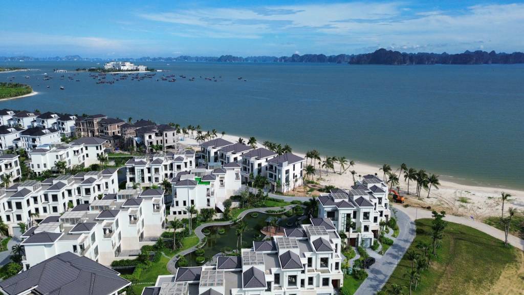 Duy nhất 1 căn Biệt thự Đất Ở lâu dài sát bãi tắm, View Vịnh Hạ Long, Hồ cá koi, hồ bơ riêng