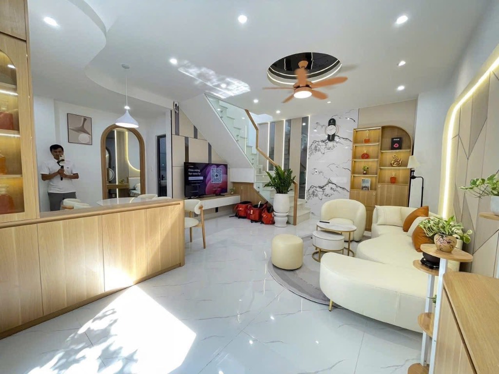 CHÍNH CHỦ CẦN BÁN NHÀ PHỐ 1 TRỆT 1 LẦU –PHƯỜNG 6– TRUNG TÂM TP. TÂN AN LONG AN– GIÁ 2 TỶ2 75m2 SHR
