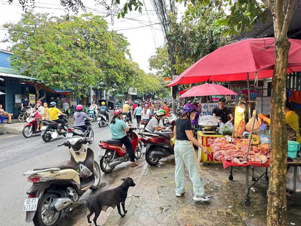 BÁN NHÀ MẶT TIỀN ĐƯỜNG NGUYỄN THỊ TỒN, Ngay Cổng Cty Pouchen